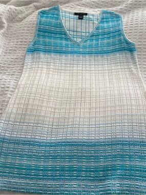 St. John Blue and White Textured V-Neck Sleeveless Top
